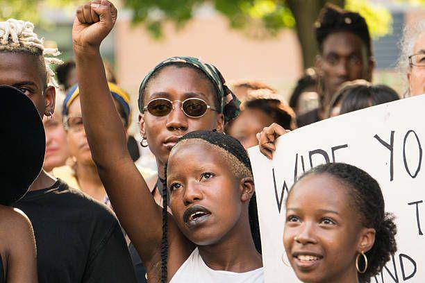 ilustrasi demo stop colorism (istockphoto/Josie Desmarais)
