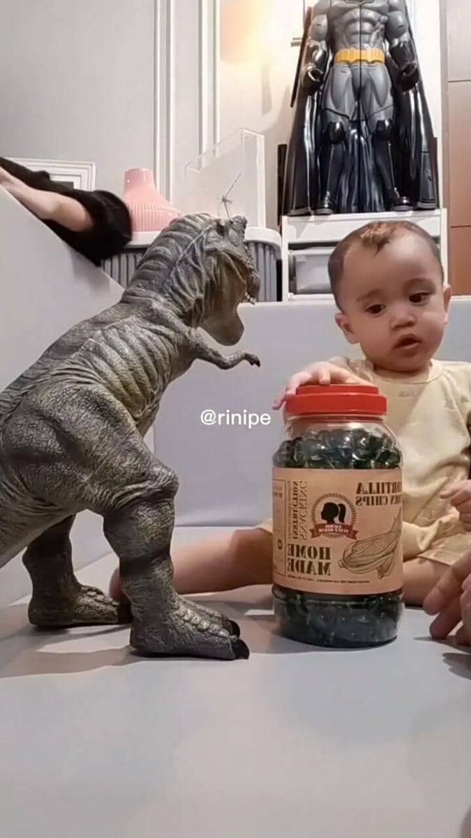 Rayyanza dan dino kesayangan (instagram.com/riniperdiyanti)