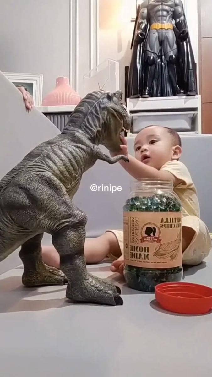 Rayyanza dan dino kesayangan (instagram.com/riniperdiyanti)