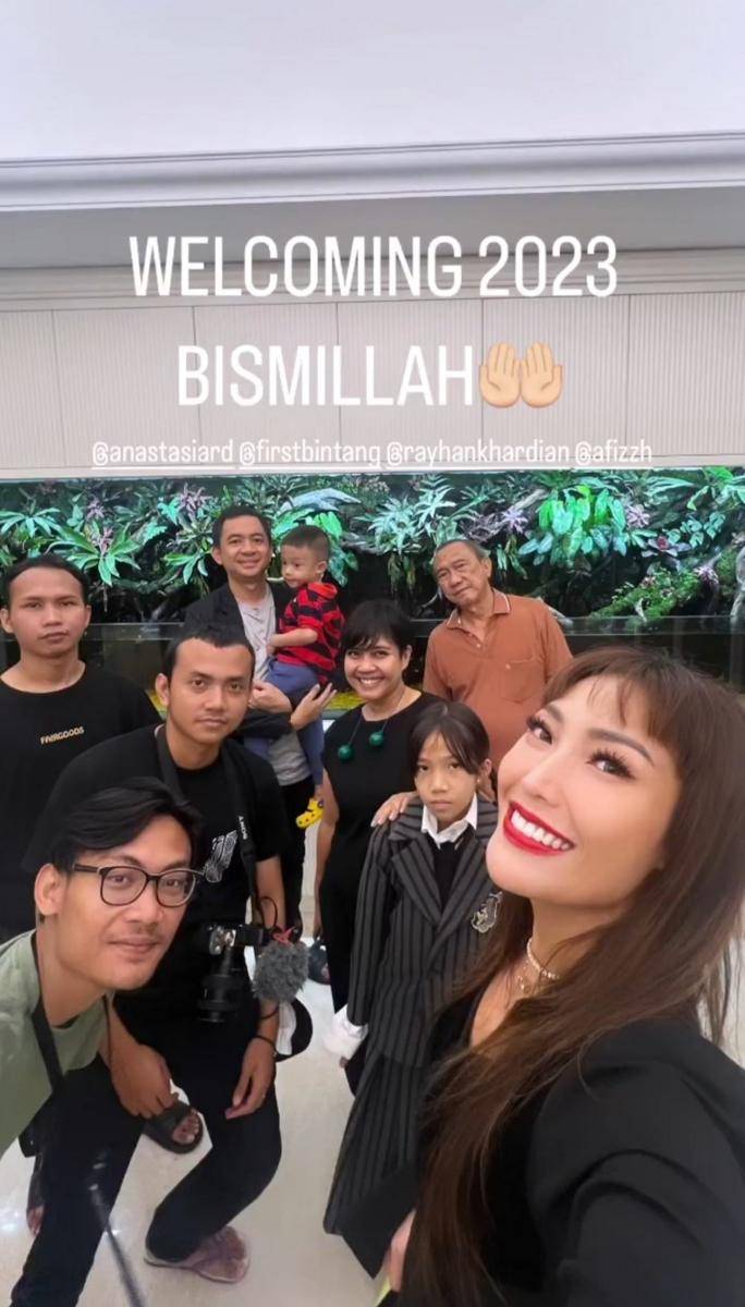 Tahun baru keluarga Ayu Dewi (Instagram.com/mrsayudewi/)
