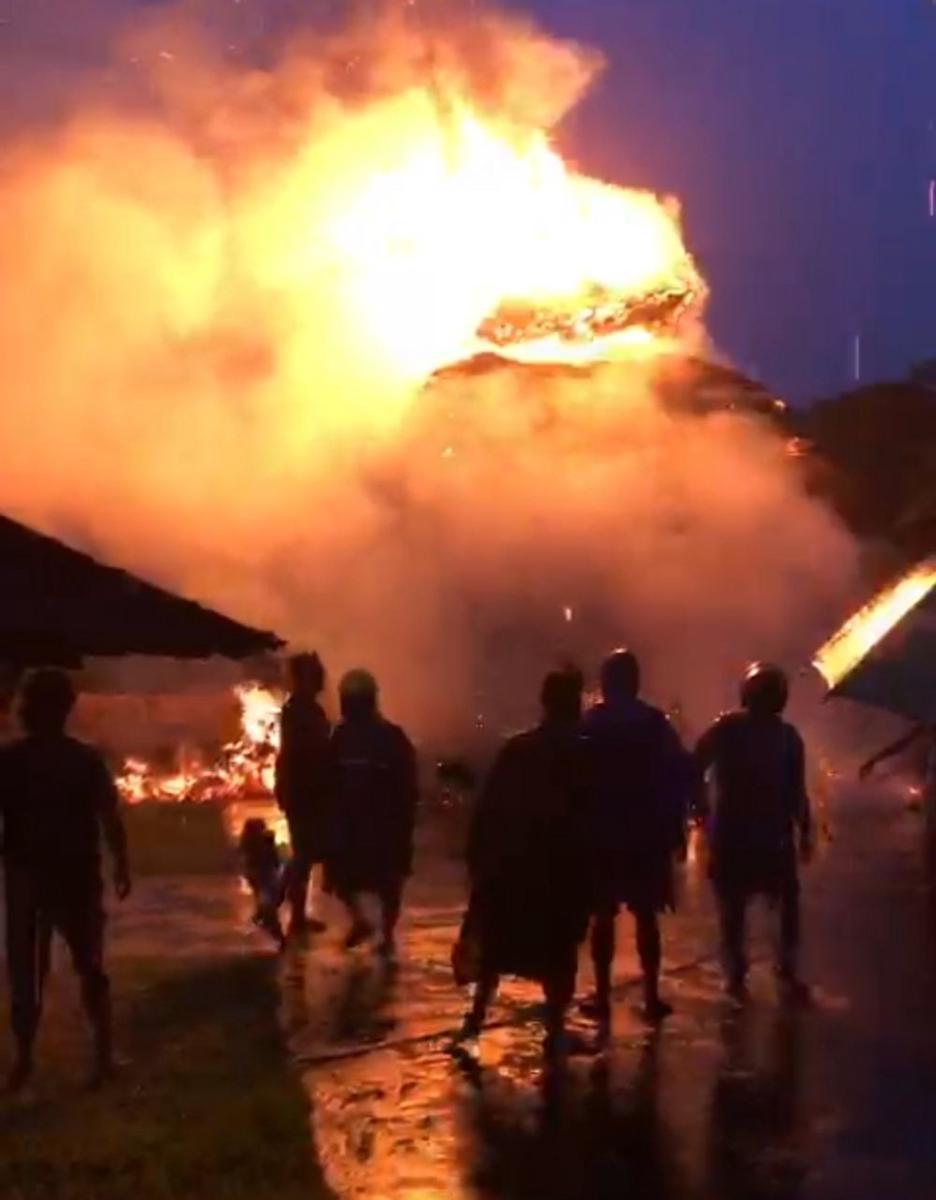 Disambar Petir, Meru Tumpang 7 Pura Puseh Taman Bali Ludes Terbakar