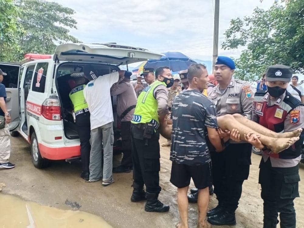 Petugas mengevakuasi salah satu korban ke Puskesmas. IDN Times/ istimewa
