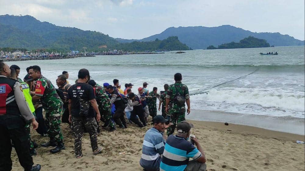 Tim SAR gabungan menarik jaring dalam proses pencarian pelajar di Pantai Prigi. IDN Times/ istimewa