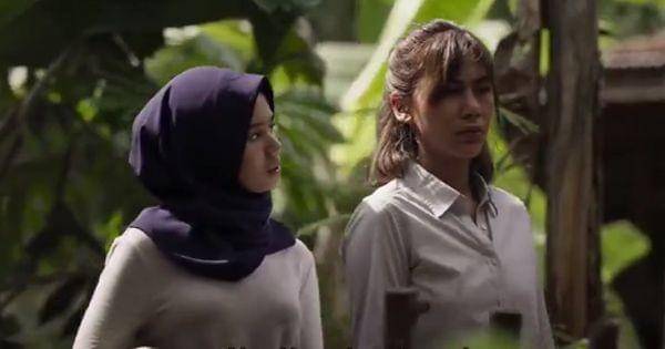 Nur dan Widya pergi mandi ( Dok. MD Pictures / KKN di Desa Penari )