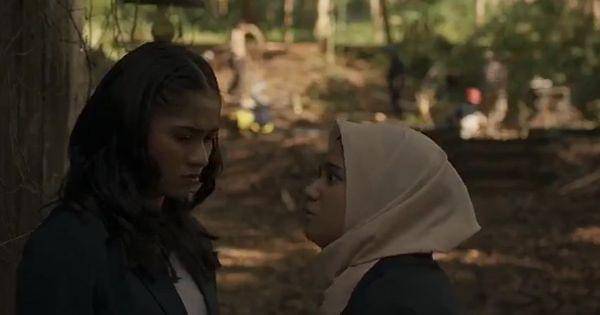 Ayu dan Nur bertengkar ( Dok. MD Pictures / KKN di Desa Penari )