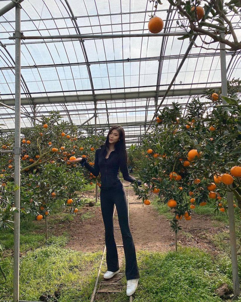ide outfit monokrom wanita ala Lee Nadine (instagram.com/deeenerss)