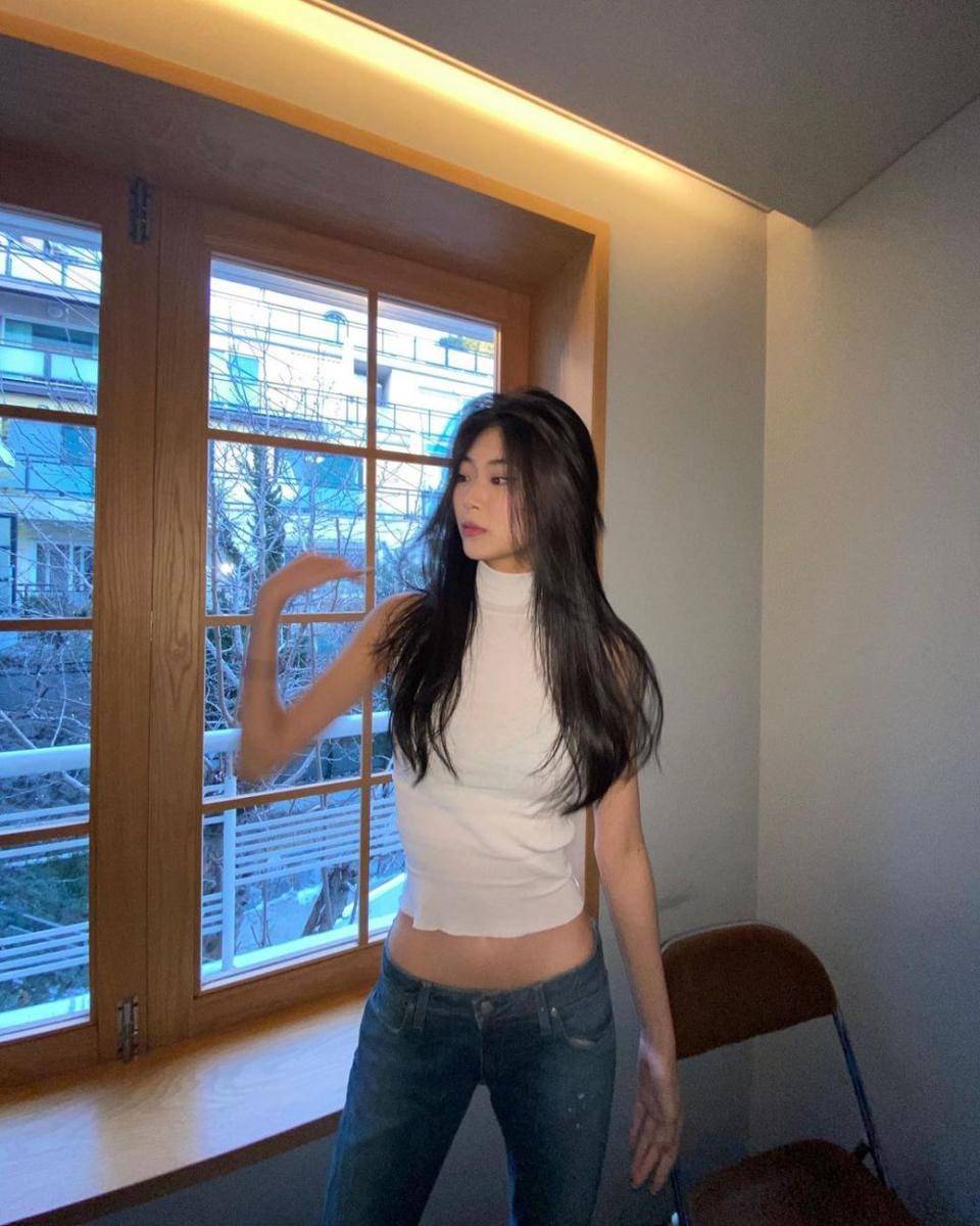 ide outfit monokrom wanita ala Lee Nadine (instagram.com/deeenerss)