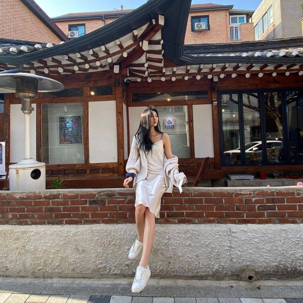 ide outfit monokrom wanita ala Lee Nadine (instagram.com/deeenerss)