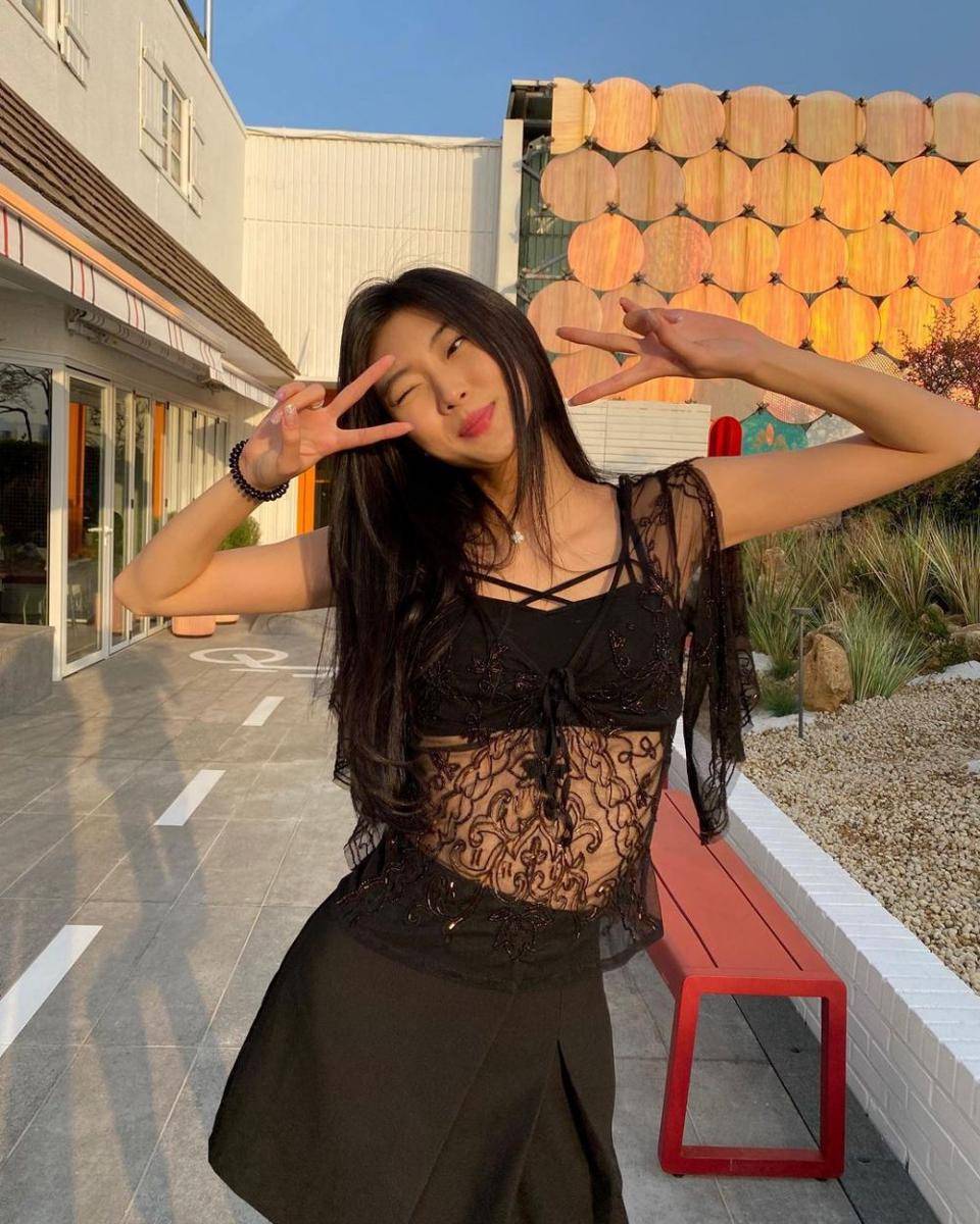 ide outfit monokrom wanita ala Lee Nadine (instagram.com/deeenerss)