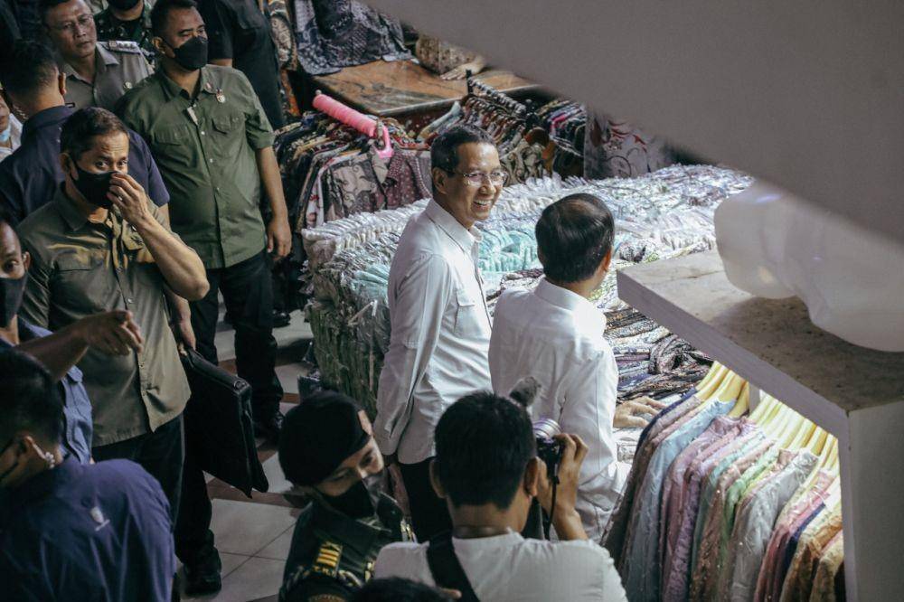 Penjabat (Pj) Gubernur DKI Jakarta, Heru Budi Hartono, bersama Dirut PD Pasar Jaya Tri Prasetyo, mendampingi Presiden Joko Widodo saat meninjau Blok A Pasar Tanah Abang, Jakarta Pusat, pada Senin (2/1/2023). (dok. Humas Pemprov DKI Jakarta)