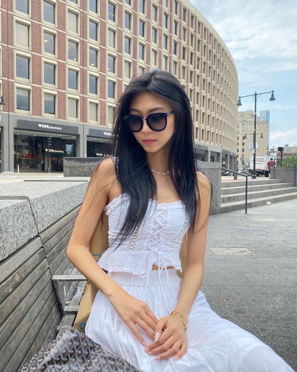 ide outfit monokrom wanita ala Lee Nadine (instagram.com/deeenerss)