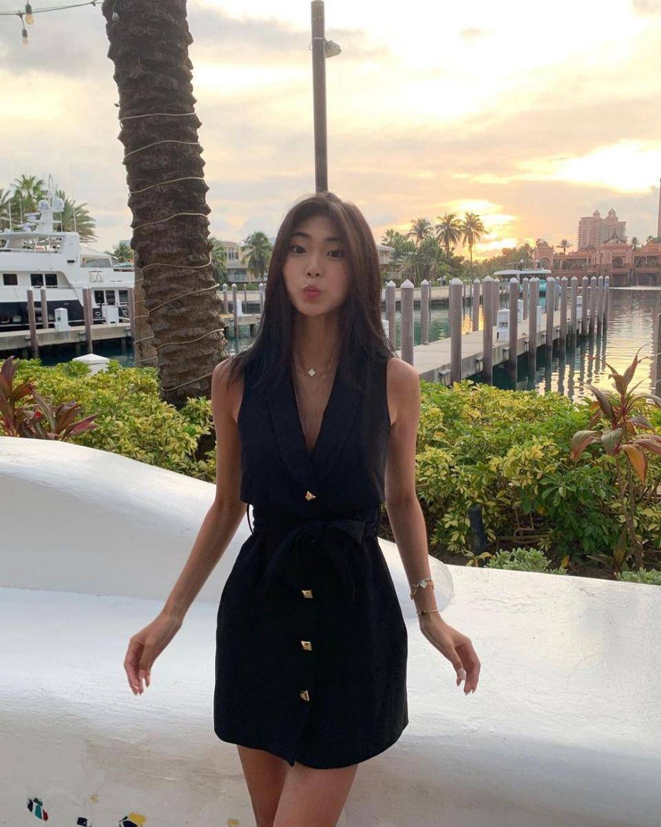 ide outfit monokrom wanita ala Lee Nadine (instagram.com/deeenerss)