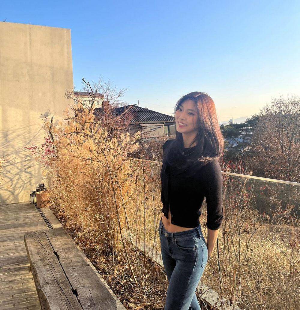 ide outfit monokrom wanita ala Lee Nadine (instagram.com/deeenerss)