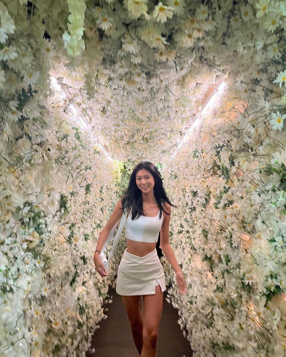 ide outfit monokrom wanita ala Lee Nadine (instagram.com/deeenerss)