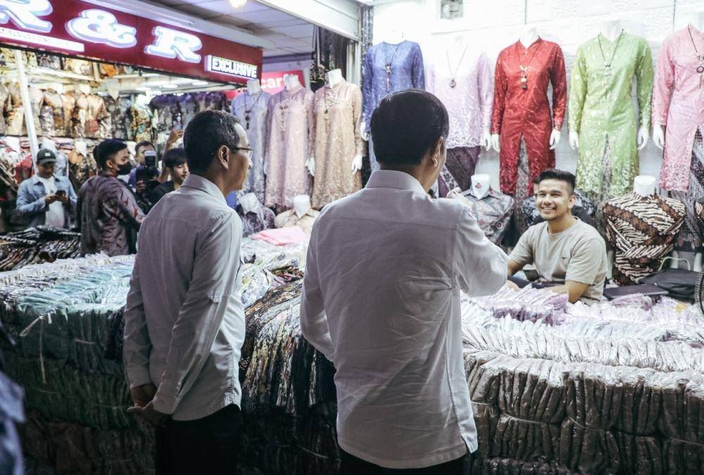 Penjabat (Pj) Gubernur DKI Jakarta, Heru Budi Hartono, bersama Dirut PD Pasar Jaya Tri Prasetyo, mendampingi Presiden Joko Widodo saat meninjau Blok A Pasar Tanah Abang, Jakarta Pusat, pada Senin (2/1/2023). (dok. Humas Pemprov DKI Jakarta)