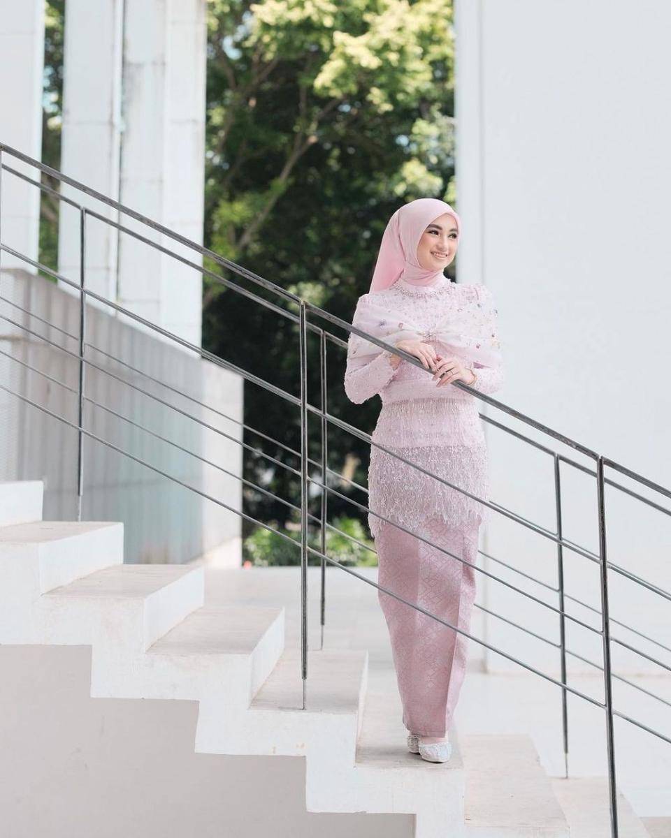 Kebaya hijab berwarna cerah. (instagram.com/oliviafindas)