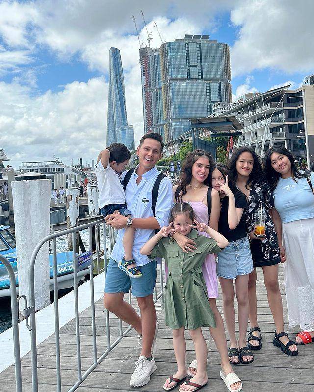 Ussy Sulistiawaty dan keluarga (instagram.com/ussypratama)