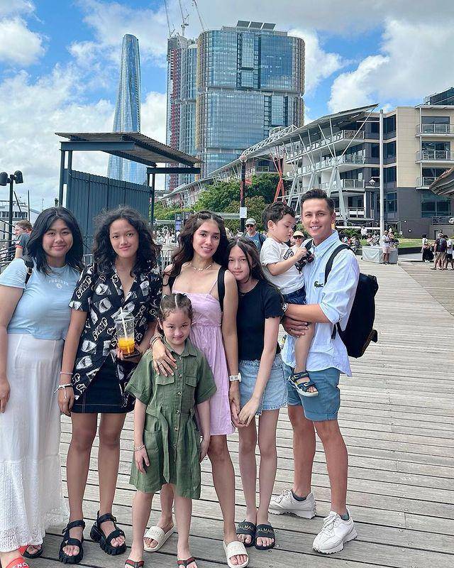 Ussy Sulistiawaty dan keluarga (instagram.com/ussypratama)
