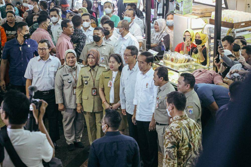 Penjabat (Pj) Gubernur DKI Jakarta, Heru Budi Hartono, bersama Dirut PD Pasar Jaya Tri Prasetyo, mendampingi Presiden Joko Widodo saat meninjau Blok A Pasar Tanah Abang, Jakarta Pusat, pada Senin (2/1/2023). (dok. Humas Pemprov DKI Jakarta)