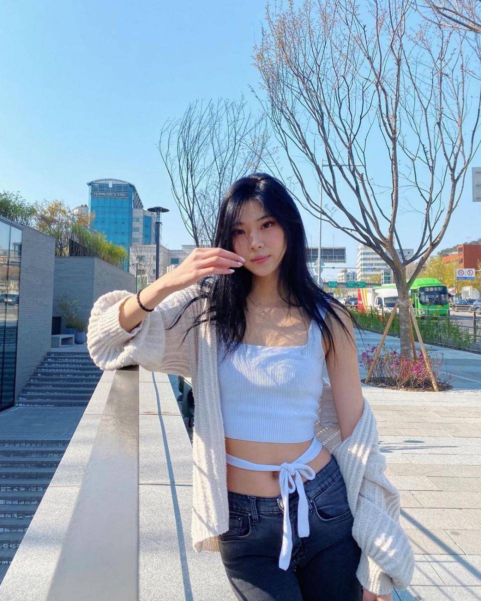 ide outfit monokrom wanita ala Lee Nadine (instagram.com/deeenerss)