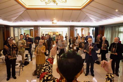 Ilustrasi bermain angklung (kemdikbud.go.id)
