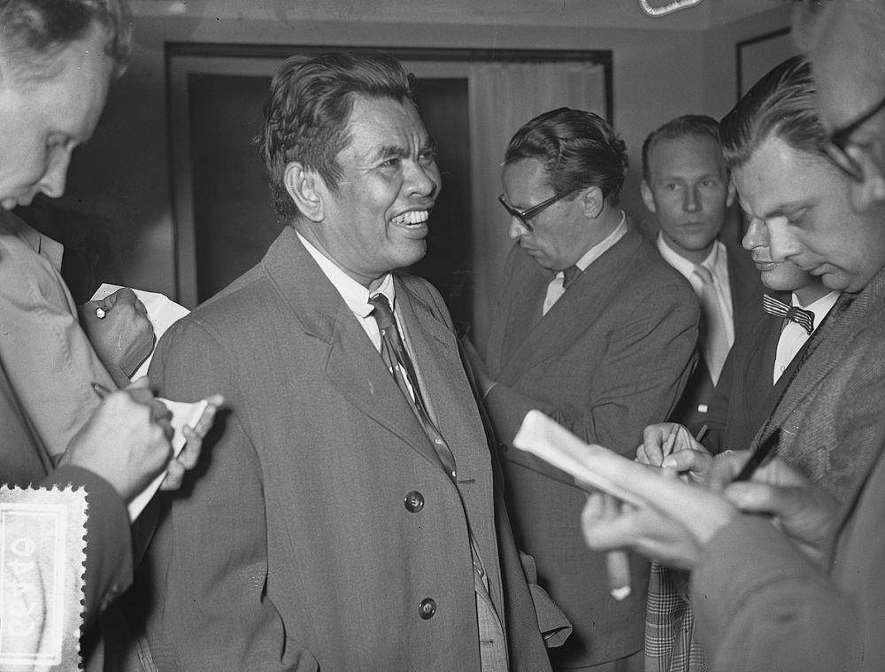Mohammad Yamin (tengah) berkunjung ke Schiphol pada 1954 (commons.wikimedia.org/Joop van Bilsen / Anefo)