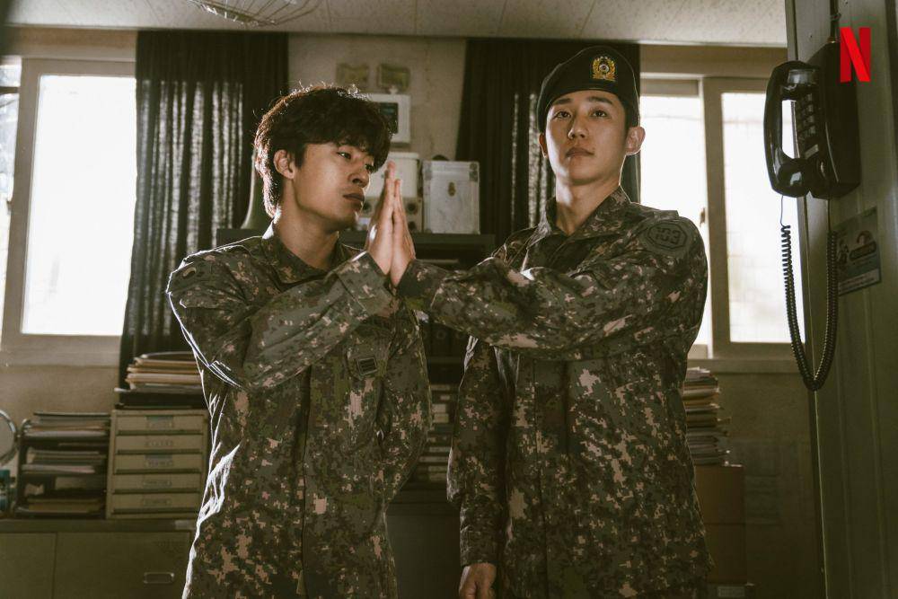 Koo Kyo Hwan dan Jung Hae In di drama D.P. (dok. Netflix/D.P. )