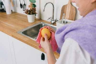 Mengelap buah (pexels.com/id-id/@shvets-production/)