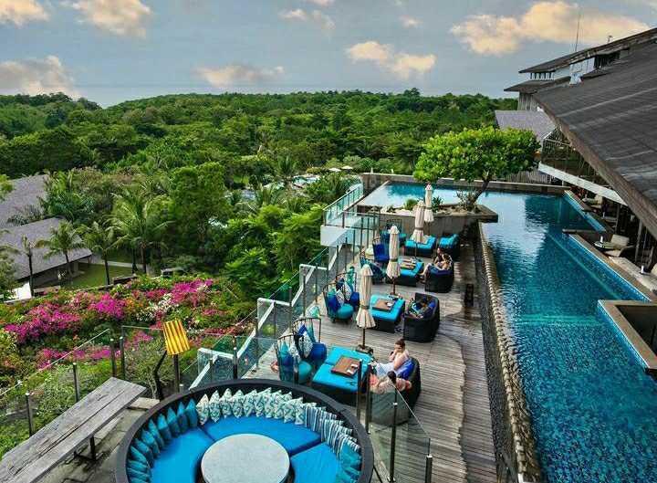 5 Hotel dengan Rooftop Pool di Kuta, Pemandangan Memukau!