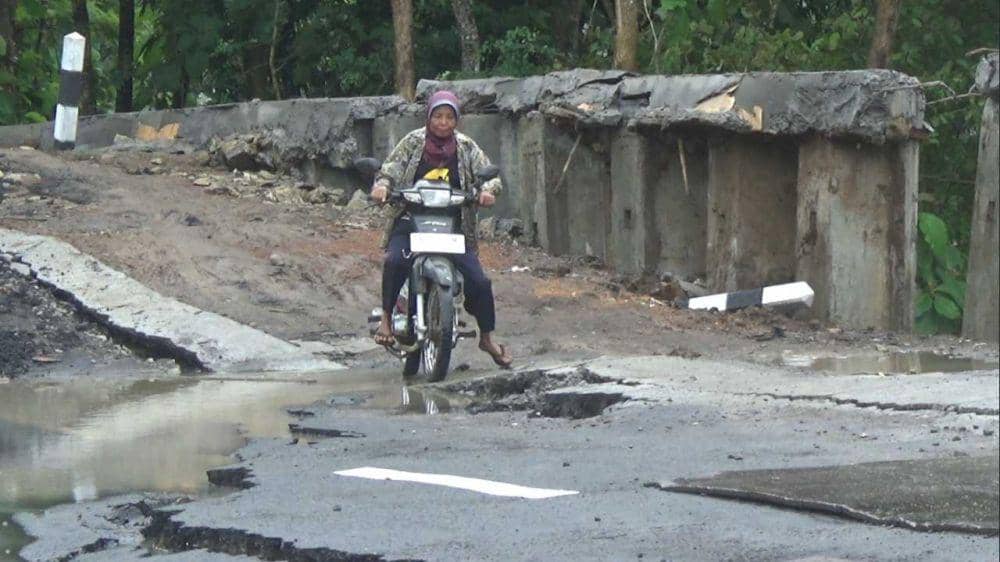 Jalan menuju Srikeminut, Sriharjo, Imogiri, Bantul, ambles. (Dok. Istimewa)