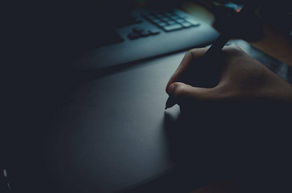 ilustrasi mouse stylus (unsplash.com/Glenn Carstens-Peters)