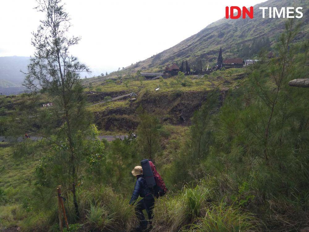 Ilustrasi anak muda naik gunung. (IDN Times/Ni Ketut Sudiani)