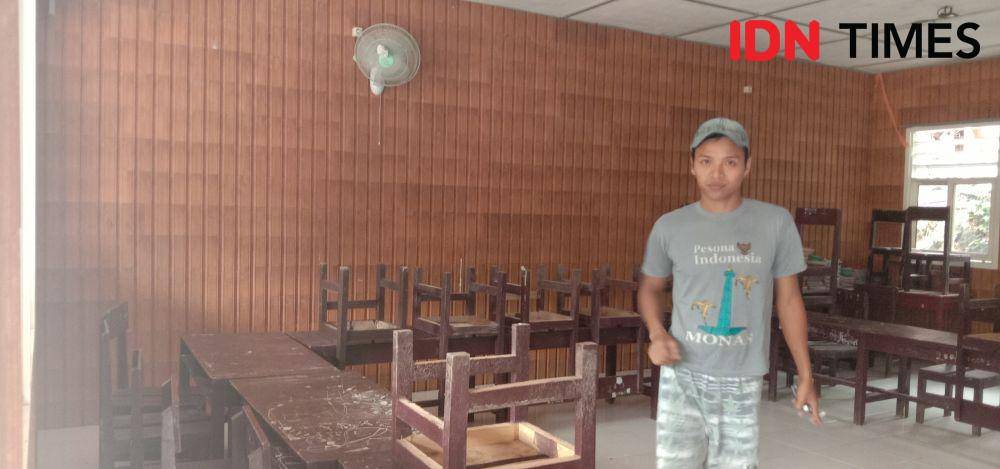 Guru SDN 4 Tamansari Marizal menunjukkan ruangan kelas yang terbuat dari limbah sampah plastik. (IDN Times/Muhammad Nasir)
