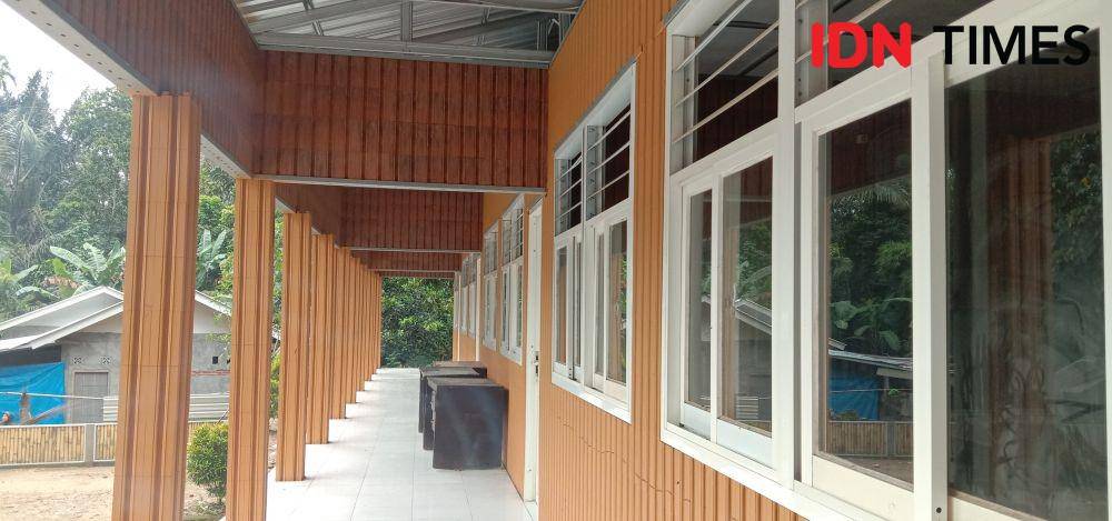 Gedung SDN 4 Tamansari, Gunungsari, Lombok Barat, NTB yang terbuat dari limbah sampah plastik bata ecobrick. (IDN Times/Muhammad Nasir)