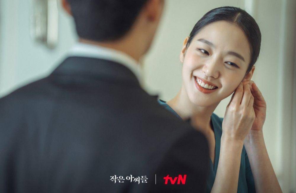 Illustrasi pasangan memberikan hadiah (instagram.com/tvn_drama)