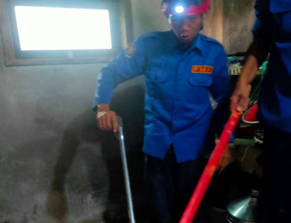 Petugas Damkar Kabupaten Tuban saat mengevakuasi belasan ular kobra. Dok Istimewa