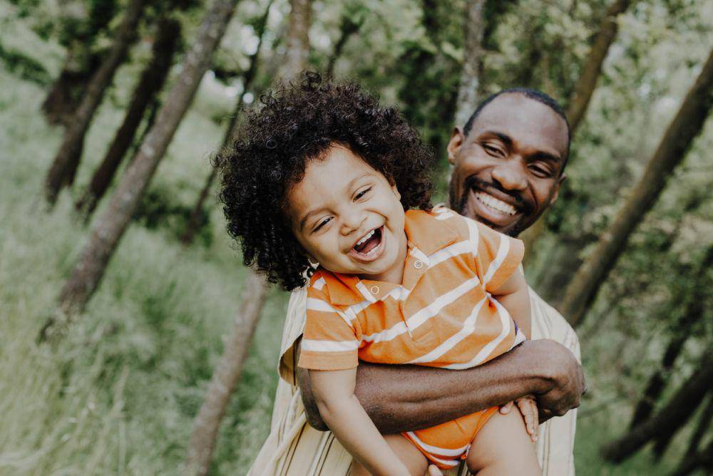 ilustrasi orang tua menyayangi anak (unsplash.com/Joice Kelly)