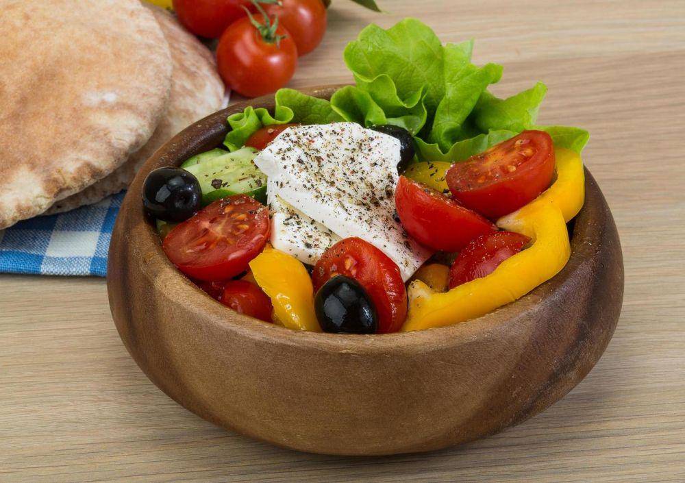 greek salad (vecteezy.com/Andrey Starostin)