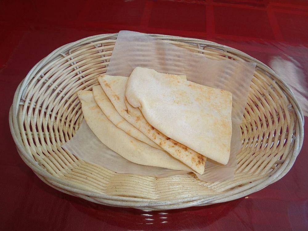roti pita (commons.wikimedia.org/Calvin Neonardi)