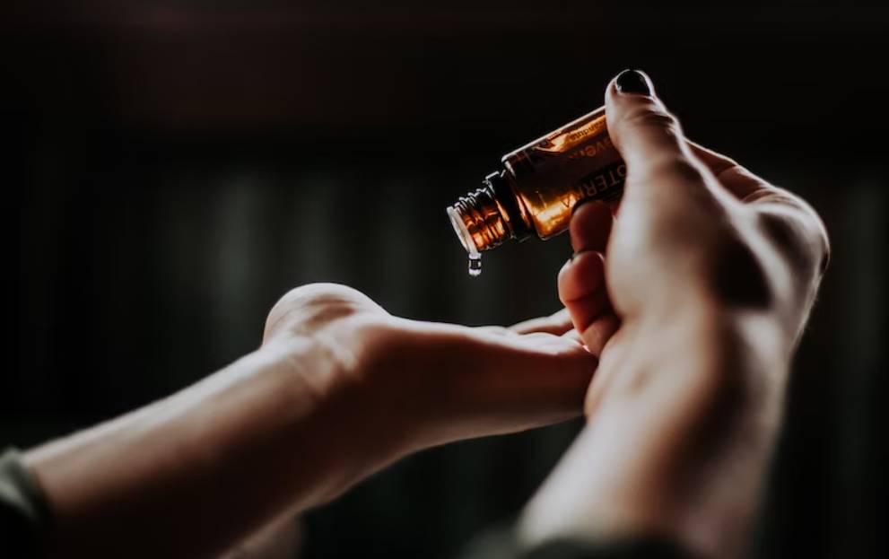 ilustrasi hair oil (unsplash.com/Christin Hume)