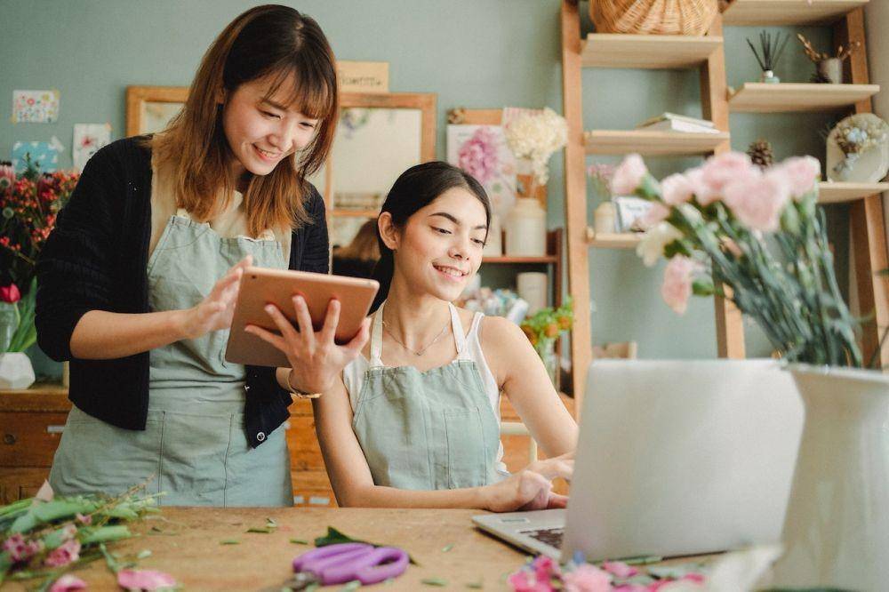ilustrasi bekerja dengan ceria (pexels.com/amina filkin)