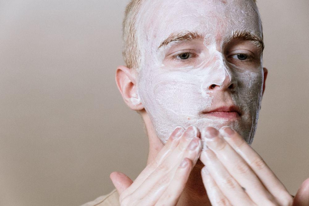 3 Rekomendasi Facial Wash Lokal Cowok Terbaik untuk Kulit Sensitif