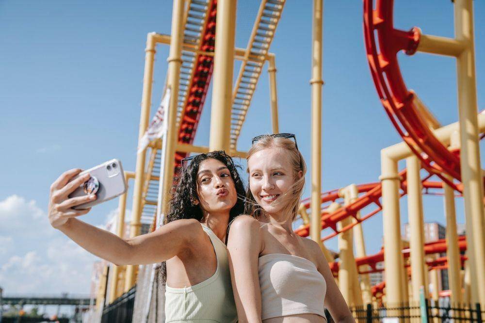 ilustrasi perempuan sedang mengambil foto selfie (pexels.com/ Katya Wolf)