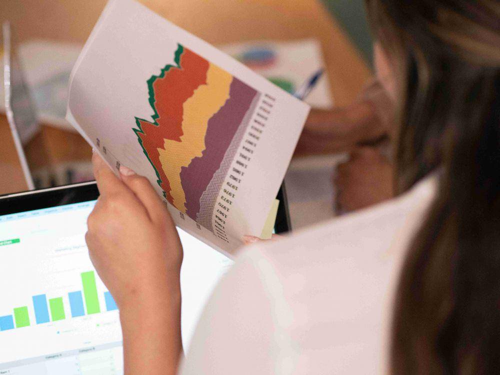Ilustrasi seorang data interpreter (pexels.com/Kindel Media)