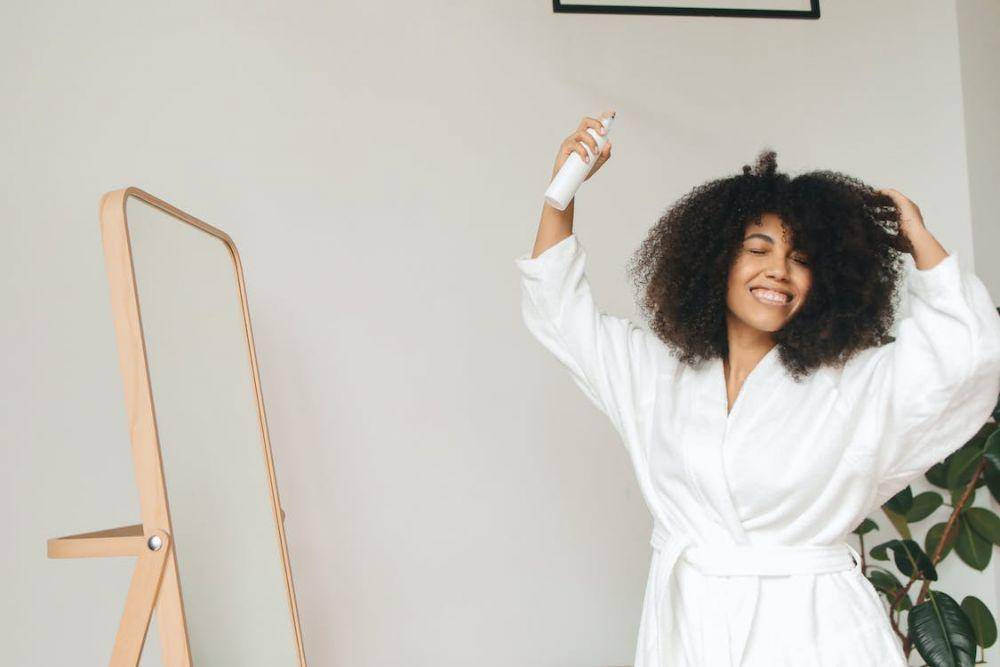 ilustrasi wanita yang sedang menyemprotkan hair mist (pexels.com/Polina Tankilevitch)