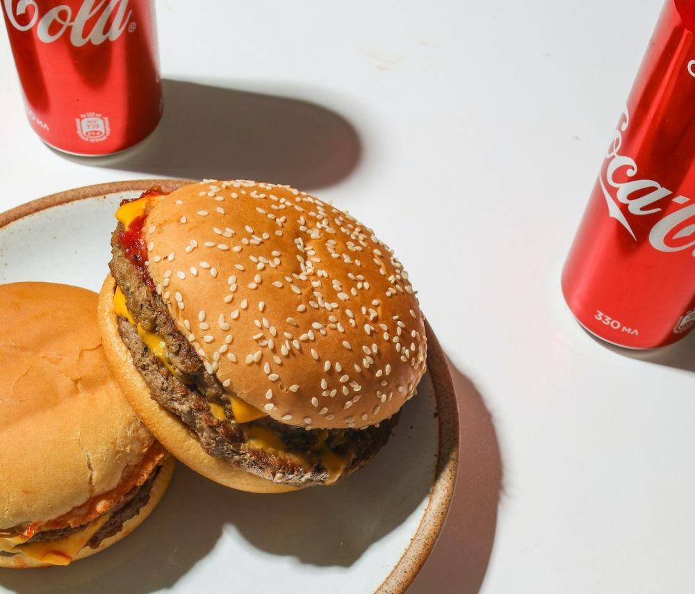 Hamburger dan Soda (pexels.com/polina-tankilevitch)