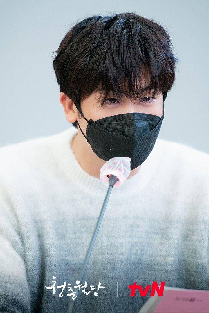 Park Hyung Sik ketika pembacaan naskah drama Our Blooming Youth (instagram.com/tvn_drama)