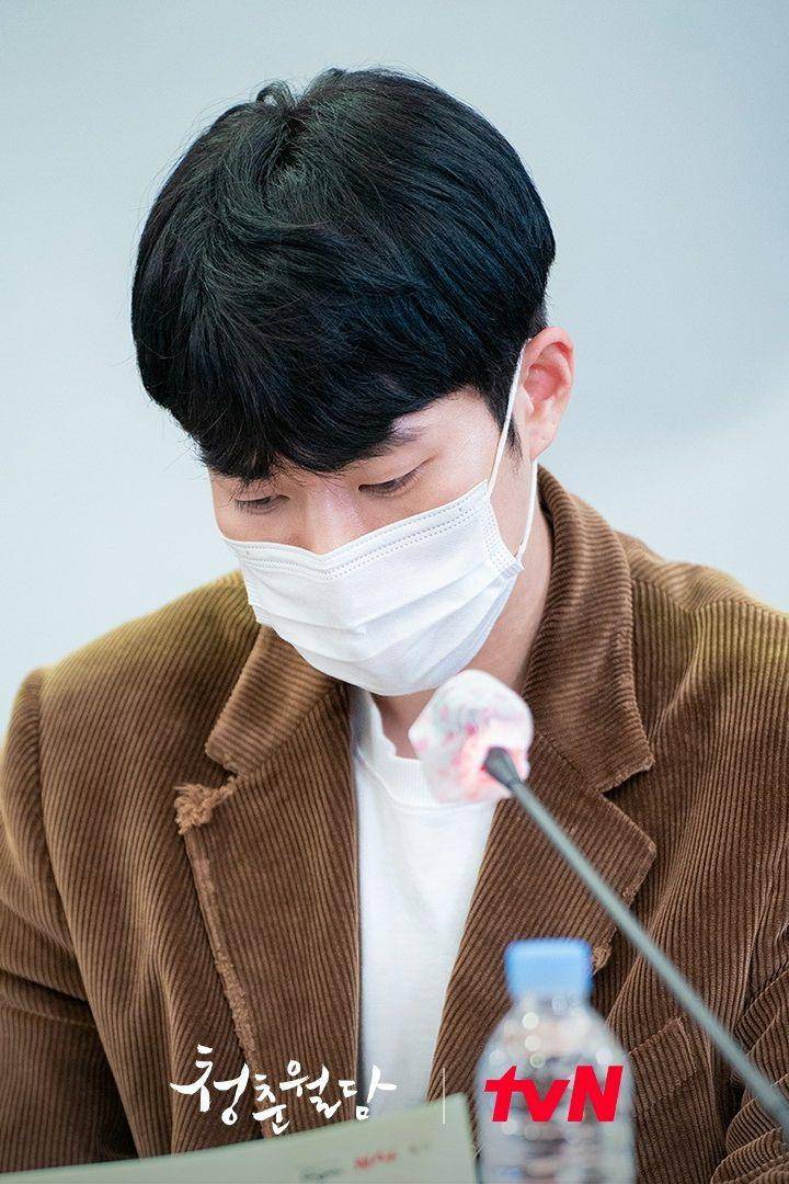 Yoon Joon Seok ketika pembacaan naskah drama Our Blooming Youth (instagram.com/tvn_drama)