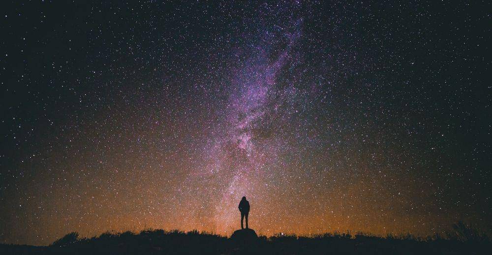 ilustrasi memandang langit malam (unsplash.com/Greg Rakozy)