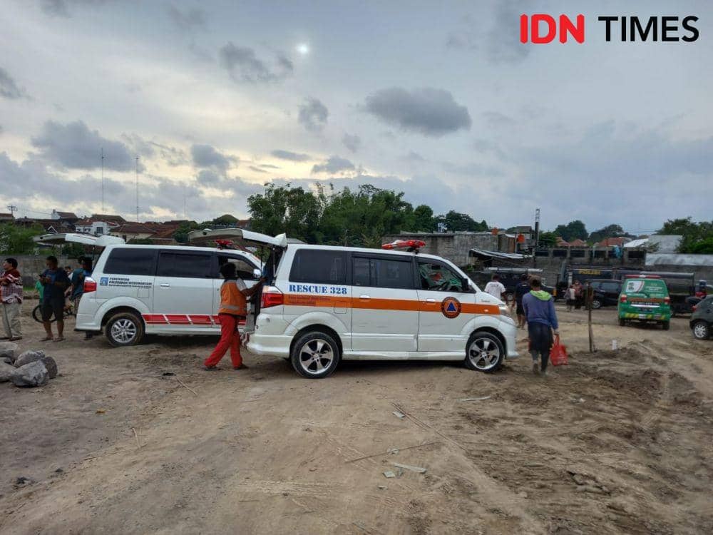 Empat pekerja proyek perumahan di Wedomartani, Ngemplak, Sleman, tertimbun longsoran material tanah, Senin (2/1/2023). (IDN Times/Herlambang Jati Kusumo)